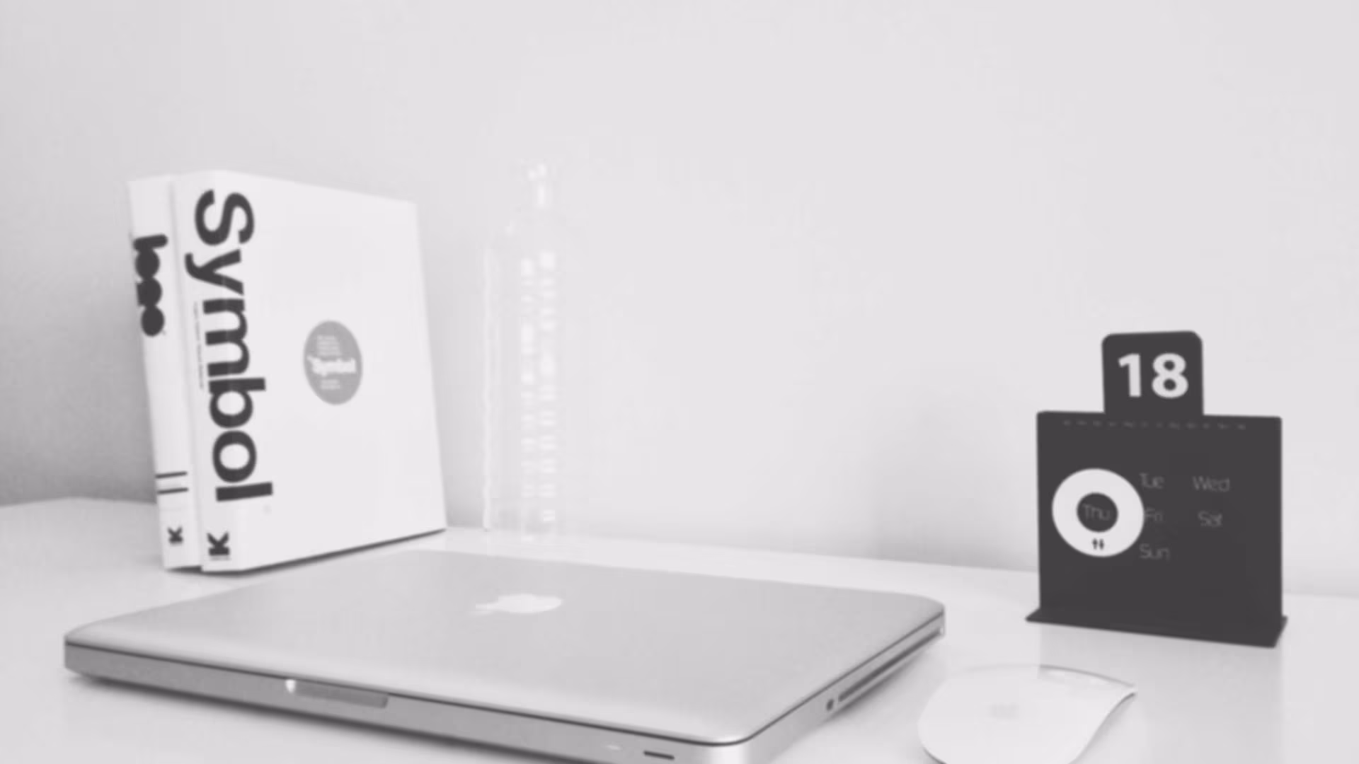 Heller Arbeitsplatz als Grundlage für Webdesign, Marketing und KI-Automation