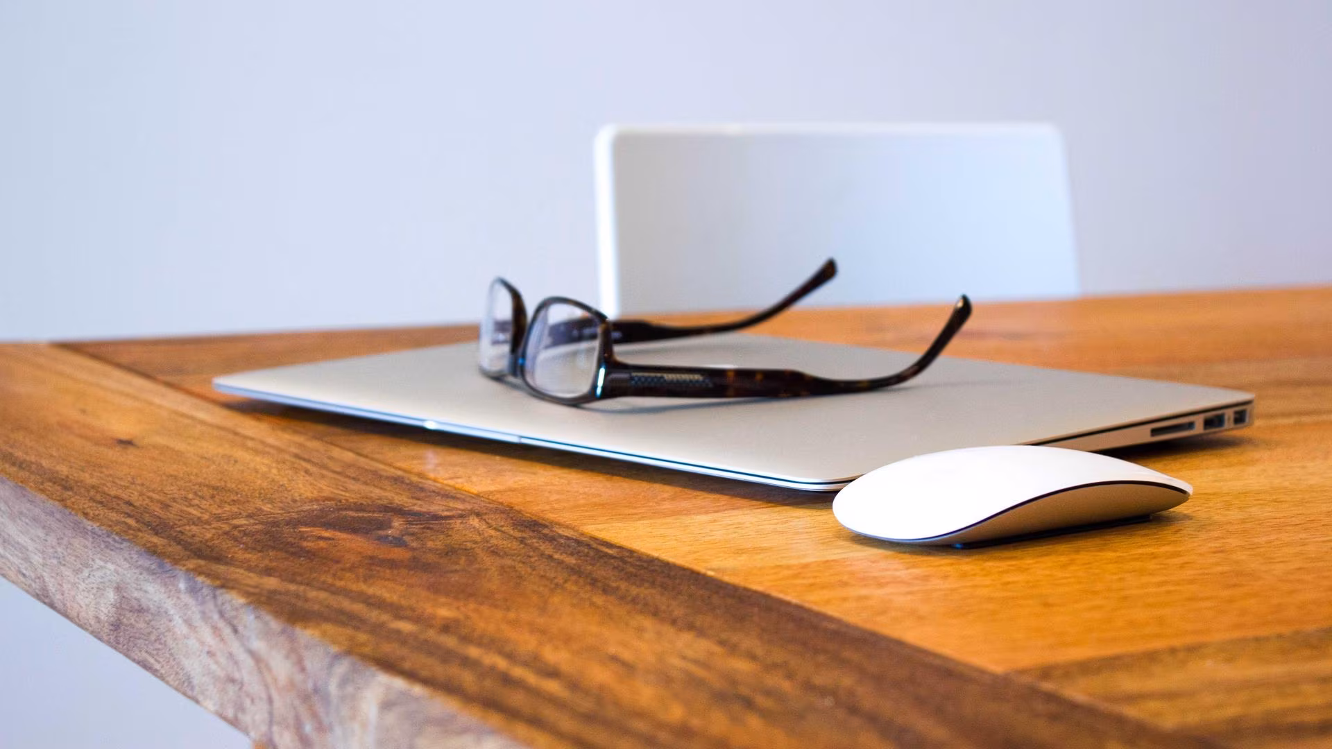 Heller moderner Arbeitsplatz für Webdesign und KI-Automatisierung